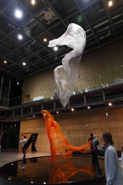 Eski dekoratif pirinç kapı kolu