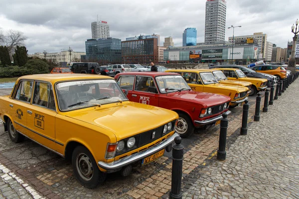 A row of yellow and red retro taxi, a Polski Fiat 125p — Stock Photo, Image