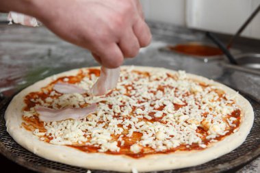 Şefin elleri peynir ile pizzayı Sprinkles