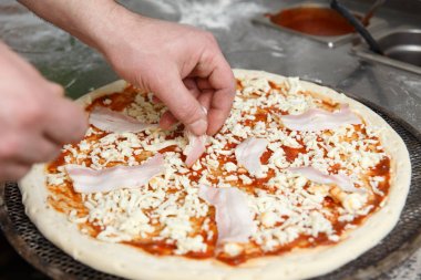 Şefin elleri peynir ile pizzayı Sprinkles