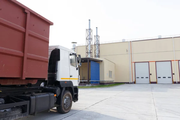 Camion della spazzatura con immondizia — Foto Stock