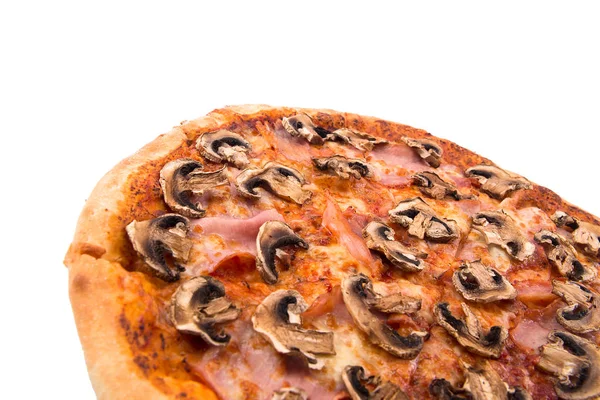 Fragment av färsk pizza med bacon och champinjoner — Stockfoto