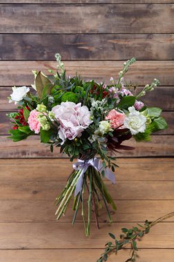 Farklı çiçekler parlak tatil buketi 