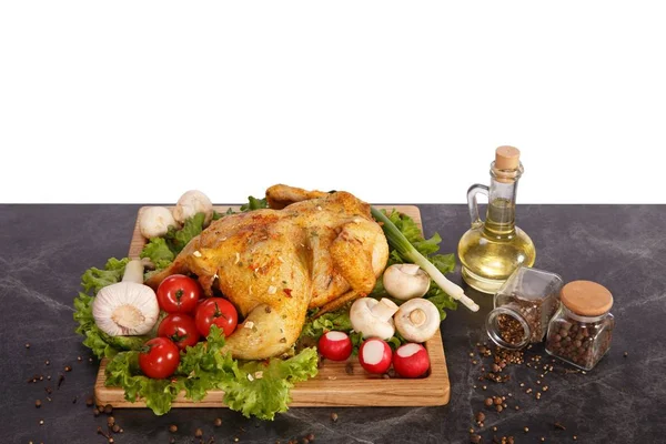 Prachtig geserveerd geroosterde kip gegarneerd met verse tomaten — Stockfoto