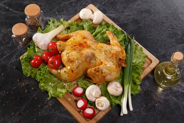 Pollo asado bellamente servido adornado con tomates frescos — Foto de Stock