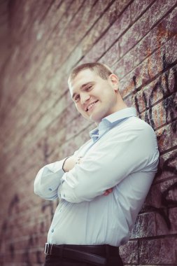 Mavi gömlekli yakışıklı adam.