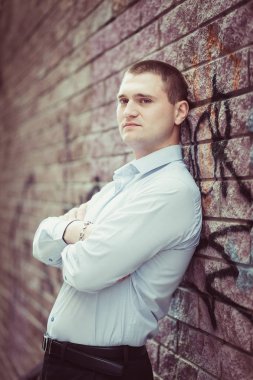 Mavi gömlekli yakışıklı adam.