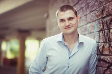 Mavi gömlekli yakışıklı adam.