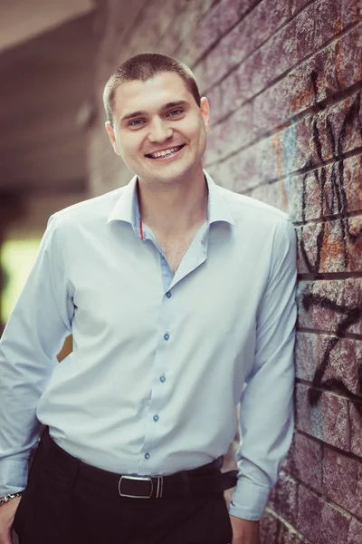 Chico guapo con camisa azul — Foto de Stock