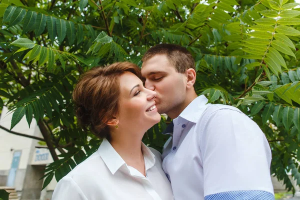 Portrait de deux beaux jeunes amants — Photo