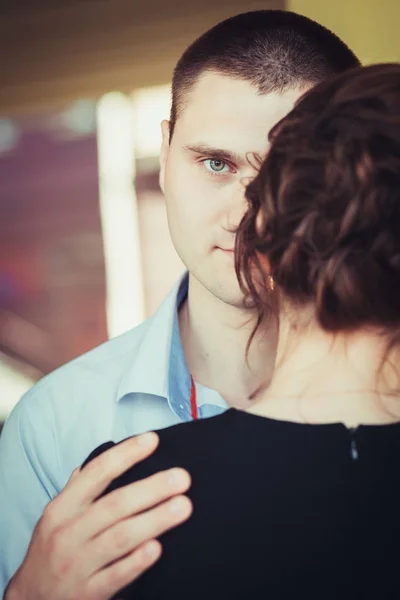 Retrato de um jovem olhando por trás do ombro de sua namorada — Fotografia de Stock