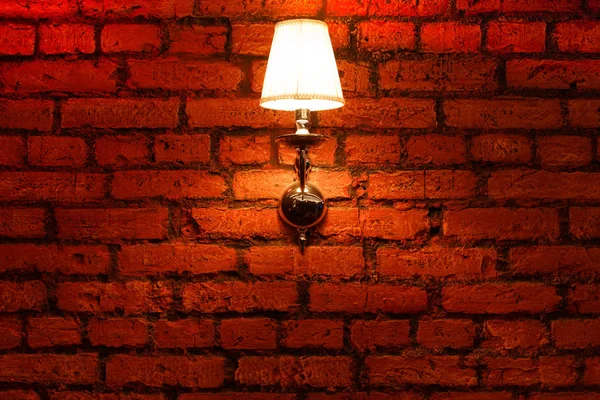 古いレンガの壁にヴィンテージ壁ランプ — ストック写真