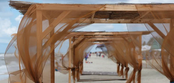 Capannoni da spiaggia con tende marroni — Foto Stock