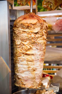 Tavuk eti katmanlı büyük bir parça