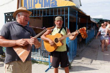Gitar ve balalaika çalan iki müzisyen