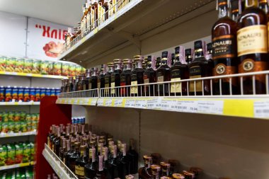 konyak farklı türde şişe vitrin