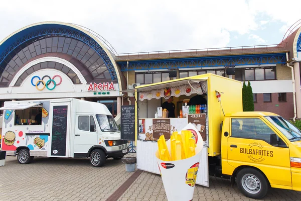 Unik Food Truck som säljer olika typer av gatukost — Stockfoto