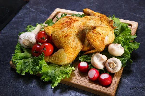 Nádherně podávané pečené kuře — Stock fotografie