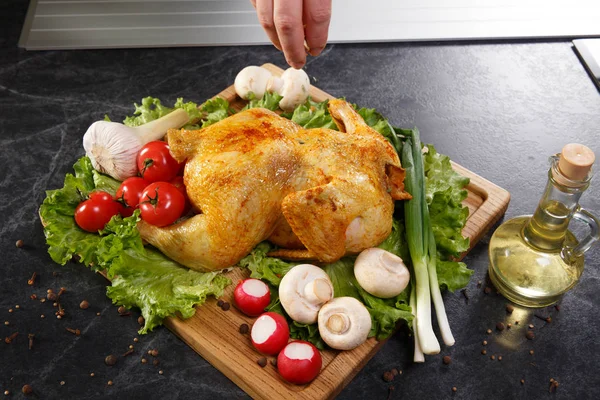Chef hagelslag specerijen prachtig geserveerd geroosterde kip — Stockfoto