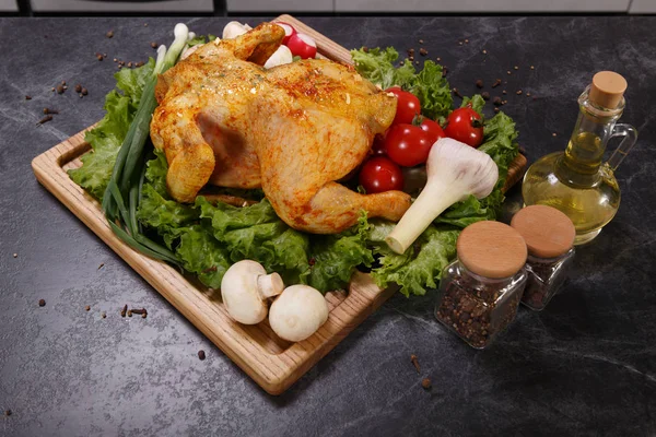Prachtig geserveerd geroosterde kip — Stockfoto