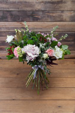 Farklı çiçekler parlak tatil buketi