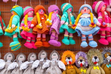 Renkli el yapımı örgü bebek. 