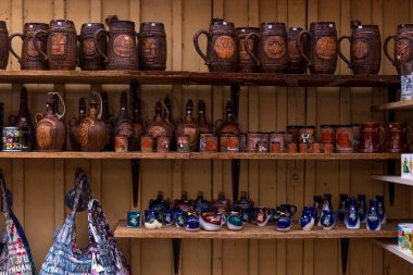 Hatıra olarak satılık kil ve çin kupaları