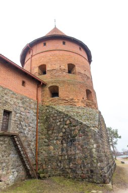Trakai Adası Kalesi'nin yuvarlak kule ve duvarı
