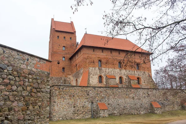 Башня и стена замка — стоковое фото