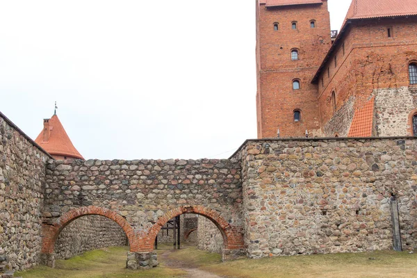 Башня и стена замка — стоковое фото