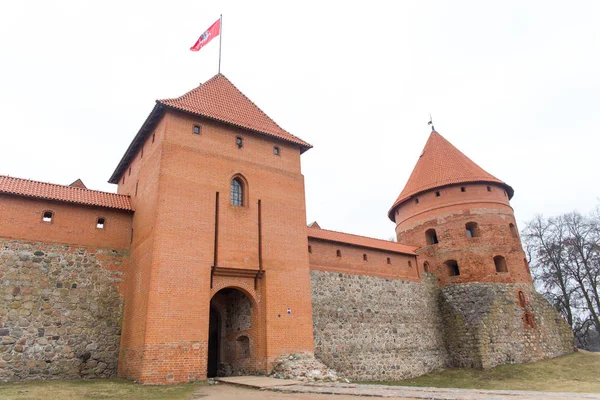Круглая башня и стена Тракайского замка — стоковое фото