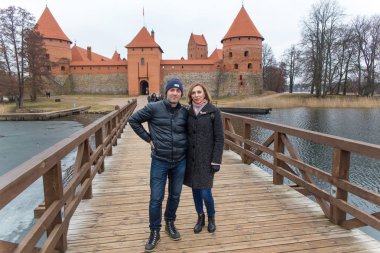 Köprüde poz veren genç çift.