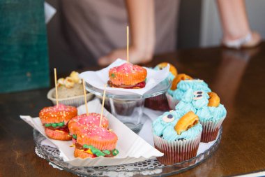 Hamburger ve kekler şeklinde kek