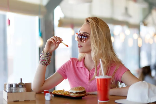 Giovane bella donna che riposa nel caffè — Foto Stock