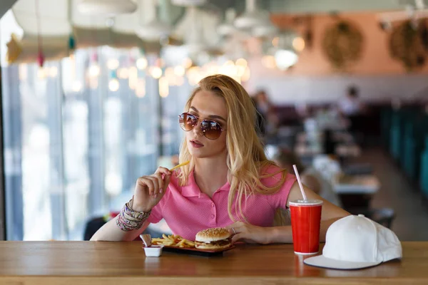 Young pretty woman resting in cafe — Stock Photo, Image