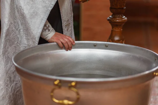 Le prêtre orthodoxe bénit l'eau — Photo