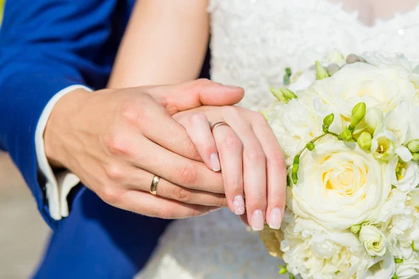 La coppia coccole e tenere bouquet da sposa . — Foto Stock