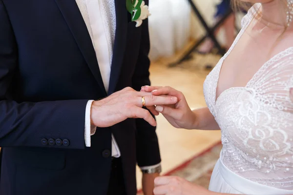 Novia poniendo un anillo en el dedo del novio — Foto de Stock