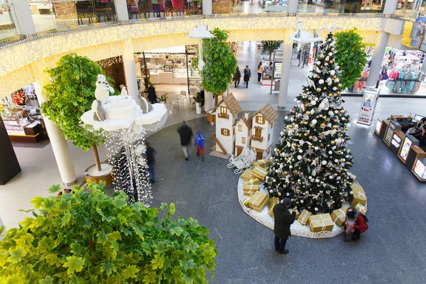 Um jovem casal tira uma selfie perto da árvore de Natal — Fotografia de Stock