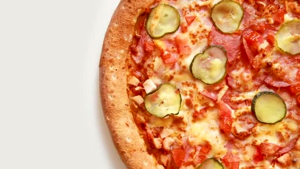 美味的意大利披萨在白色背景上旋转 素材可用作比萨饼连锁店网站主页的实时背景 — 图库视频影像