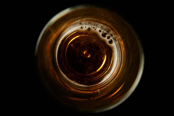 La parte inferior de la taza de cerveza de vidrio — Foto de Stock