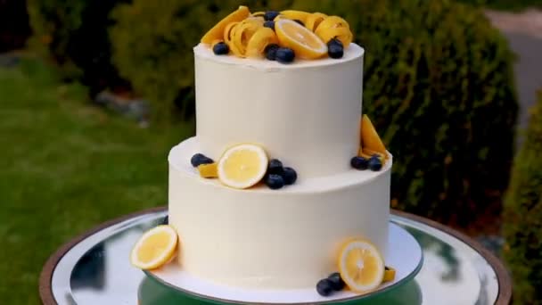 Schön Dekorierte Torte Rotiert Auf Einem Stand Bei Einer Hochzeitszeremonie — Stockvideo