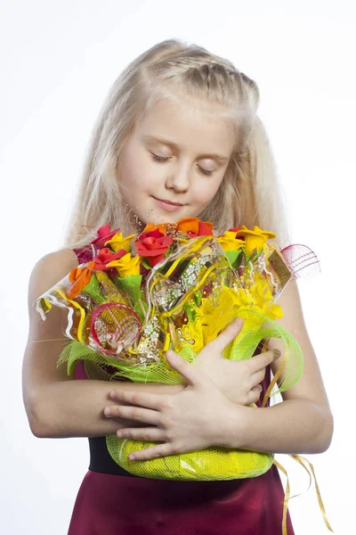 Schönes Mädchen mit Blumenstrauß — Stockfoto