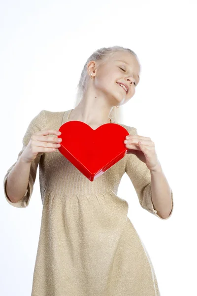 Vacker flicka håller hjärtat i armar. — Stockfoto