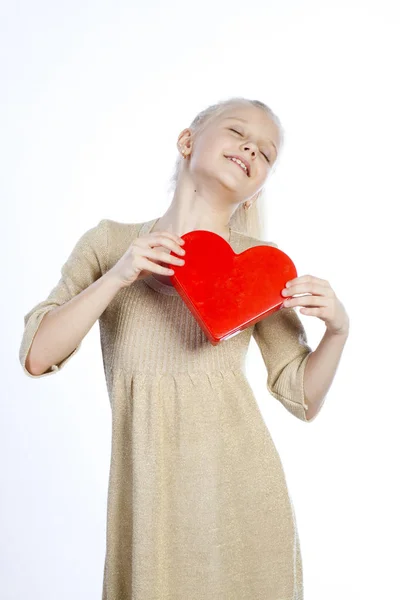 Beautiful girl holding heart in arms. — Stock Photo, Image
