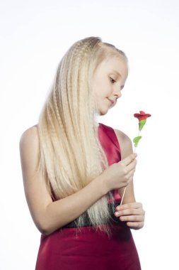 Gül desenli güzel sarışın kız