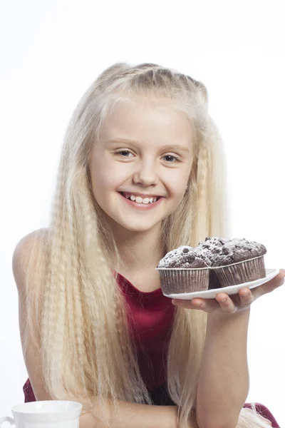 Chica sostiene muffins de chocolate — Foto de Stock