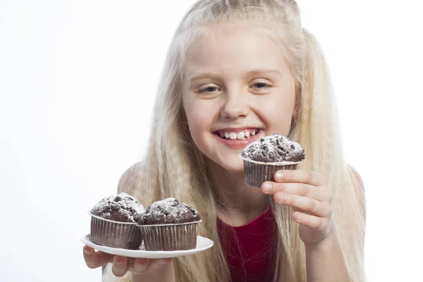 Menina detém muffins de chocolate — Fotografia de Stock