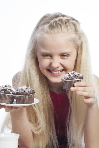 Menina detém muffins de chocolate — Fotografia de Stock