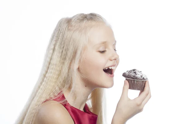 女孩咬一块巧克力蛋糕 — 图库照片